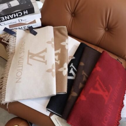 LV 經典老花羊絨圍巾