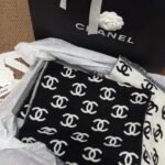 CHANEL 經典雙 C滿版印花黑白雙面羊毛羊絨圍巾/ 披肩