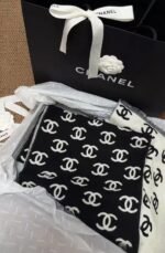 CHANEL 經典雙 C滿版印花黑白雙面羊毛羊絨圍巾/ 披肩