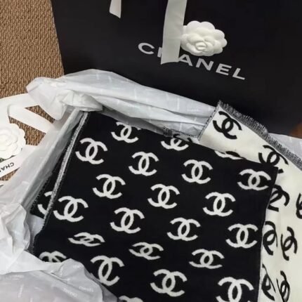 CHANEL 經典雙 C滿版印花黑白雙面羊毛羊絨圍巾/ 披肩
